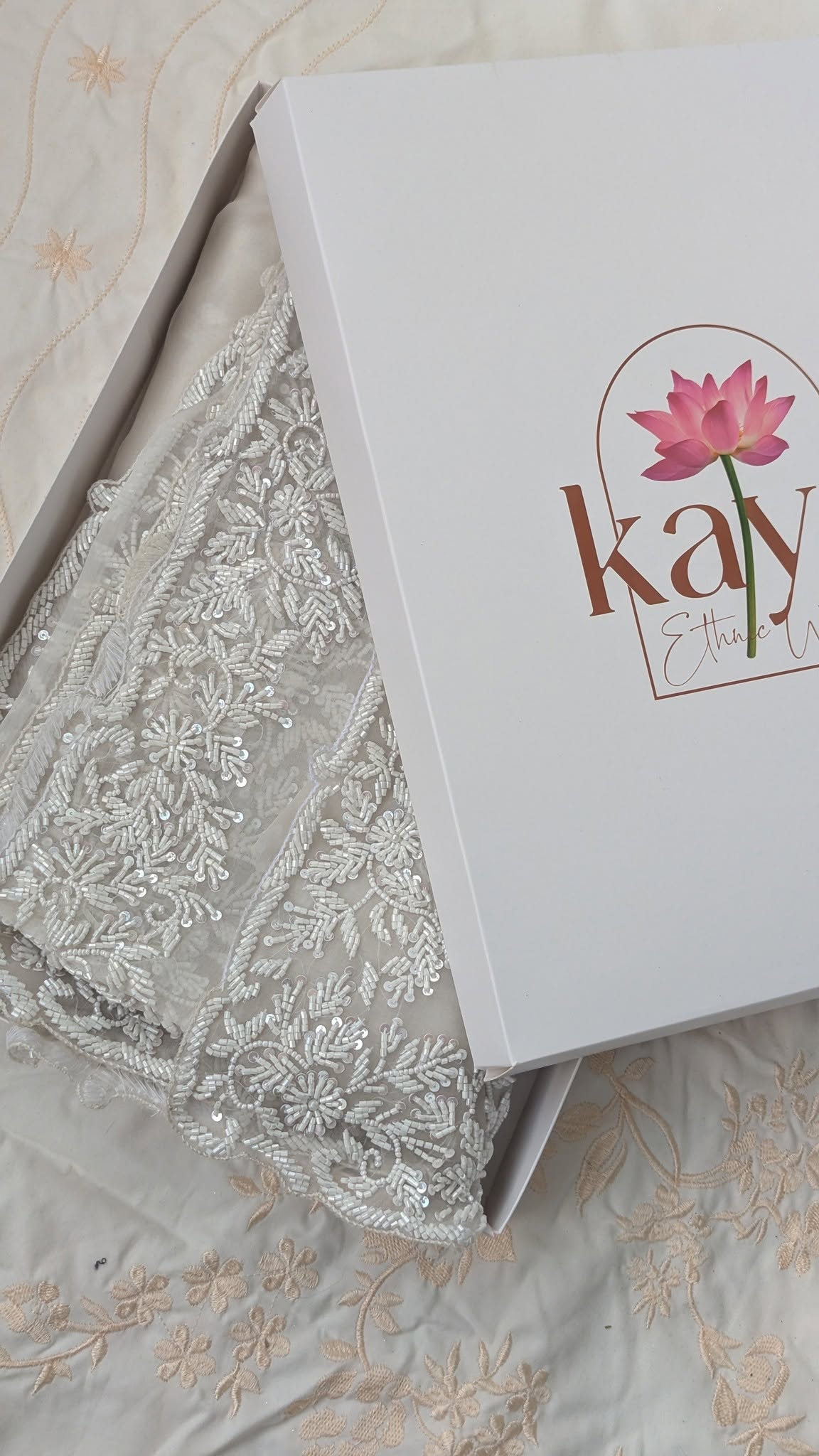 White Dream Timeless Rajshahi Muslin Silk Saree - View 4